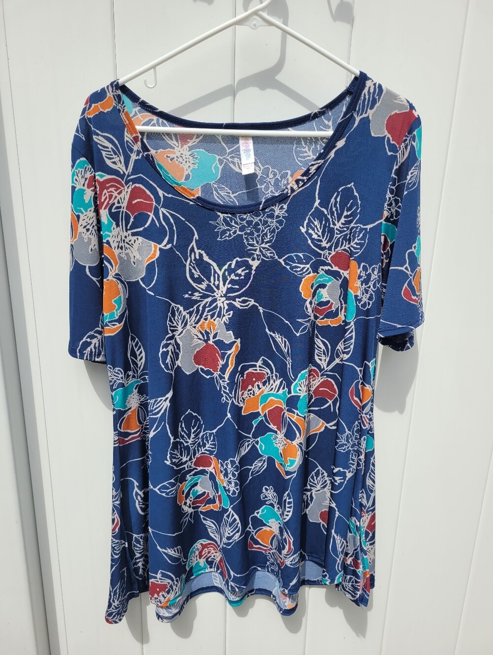 NWT - LuLaRoe Perfect Tee - Size Large